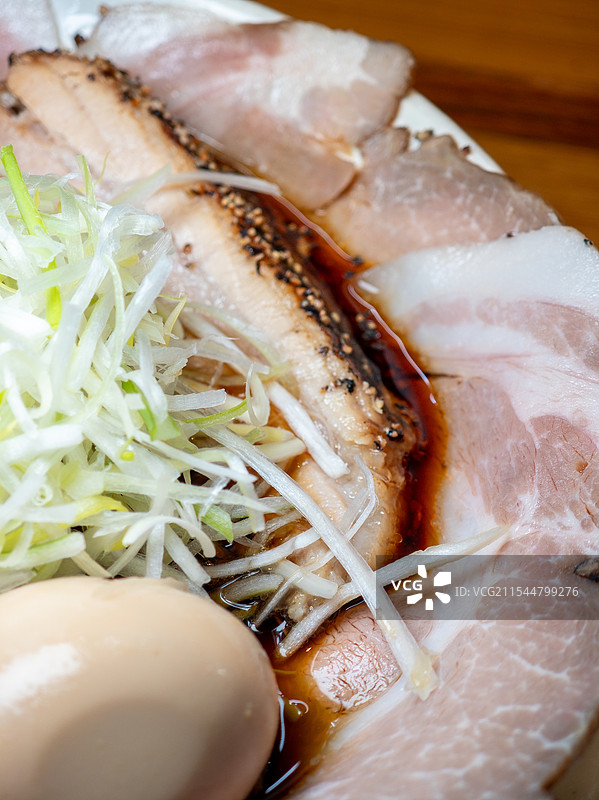 瓷碗里的日本拉面图片素材