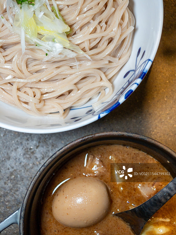 瓷碗里的日本拉面图片素材