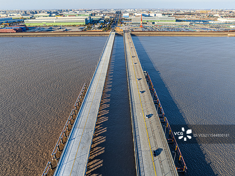 上海临港产业区生产的新能源汽车驶向码头出口全球市场 上海南港 港口栈桥 特斯拉汽车运输船图片素材