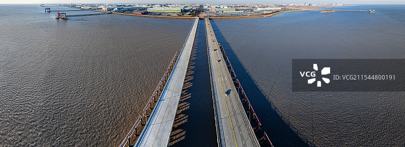 上海临港产业区生产的新能源汽车驶向码头出口全球市场 上海南港 港口栈桥 特斯拉汽车运输船图片素材