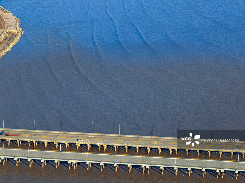 上海临港产业区生产的新能源汽车驶向码头出口全球市场 上海南港 港口栈桥 特斯拉汽车运输船图片素材