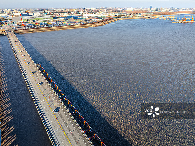 上海临港产业区生产的新能源汽车驶向码头出口全球市场 上海南港 港口栈桥 特斯拉汽车运输船图片素材