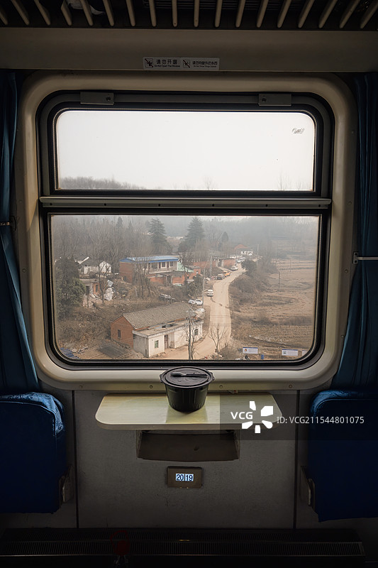 火车窗里的乡村图片素材