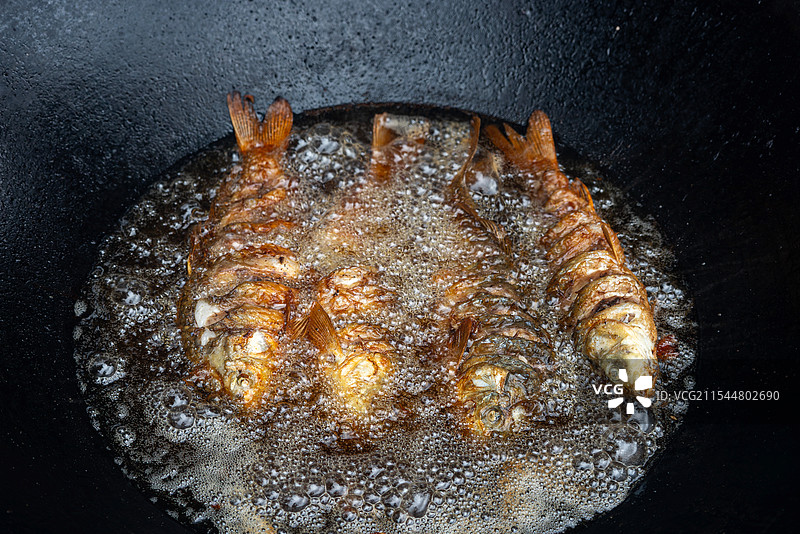 油锅里煎炸小鱼图片素材