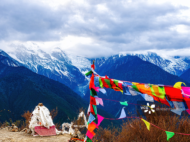 梅里雪山明永冰川和经幡玛尼堆图片素材