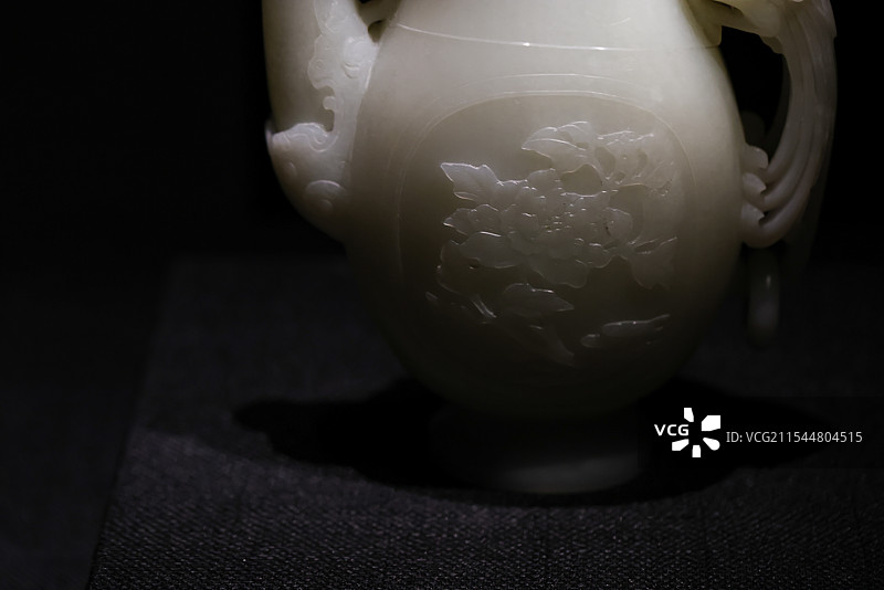 白玉花卉纹凤柄执壶故宫玉出昆冈清代宫廷和田玉文化特展图片素材