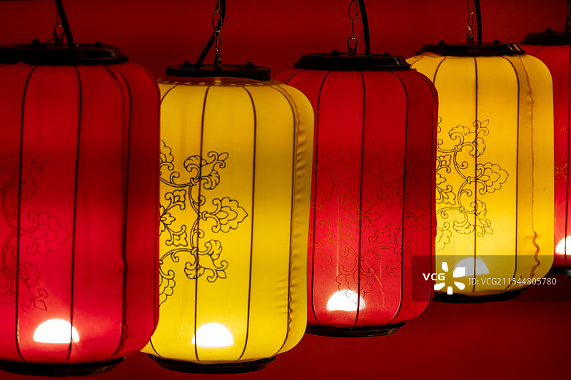 春节元宵节画有中式图案的红色黄色灯笼图片素材