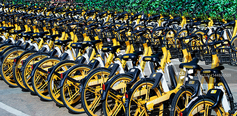 中国四川成都地铁站外整齐的黄色共享单车图片素材