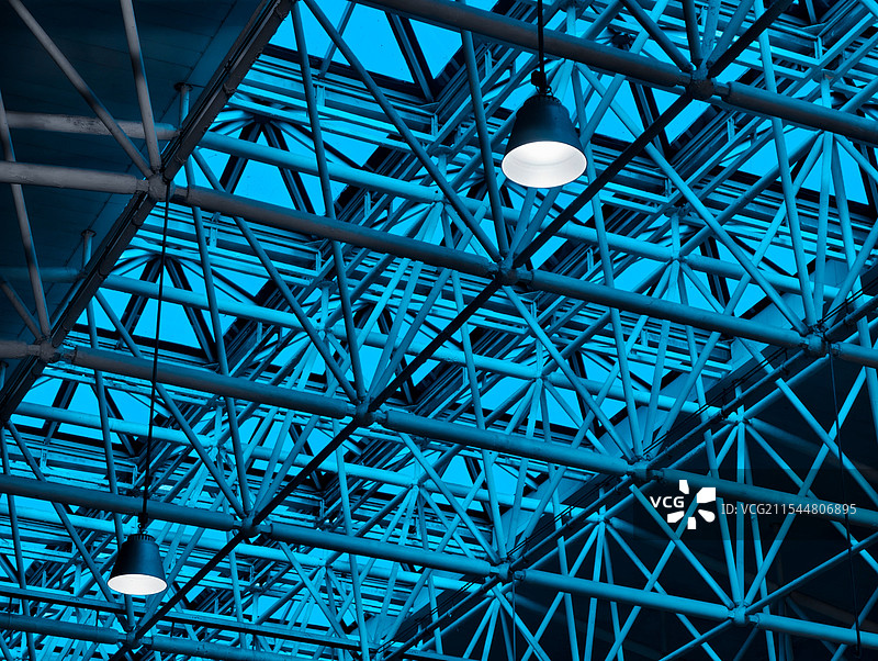 穿梭于钢铁架构间，光洒落，似在诉说工业与美学的交融，每一根线条都是对空间与力量的独特诠释。图片素材