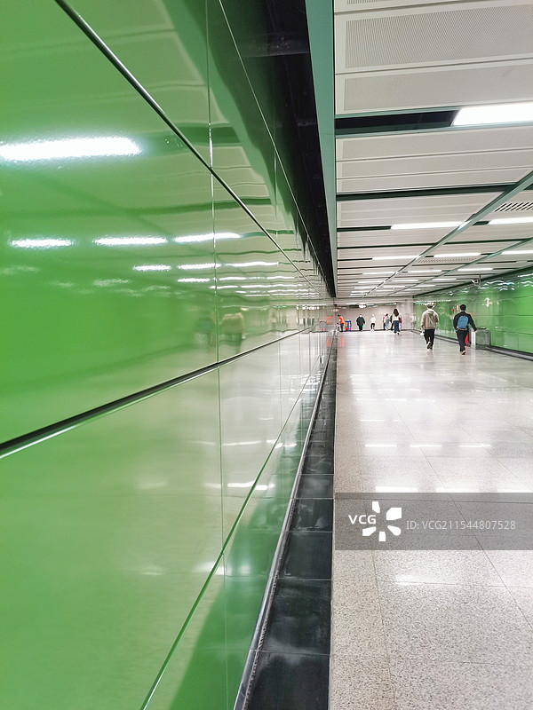 地铁站的线条与光影图片素材