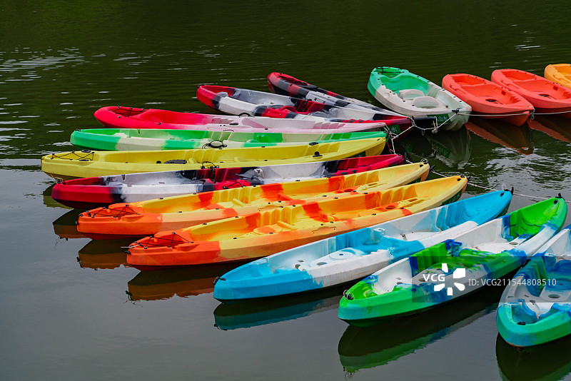 停泊在湖中的彩色船只的高角度视图图片素材