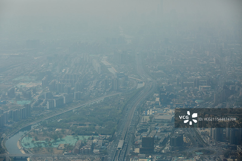 航拍雾霾中的北京通州城区建筑风景图片素材