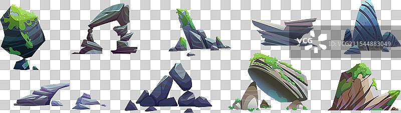 长满苔藓和草的灰色大山石图片素材