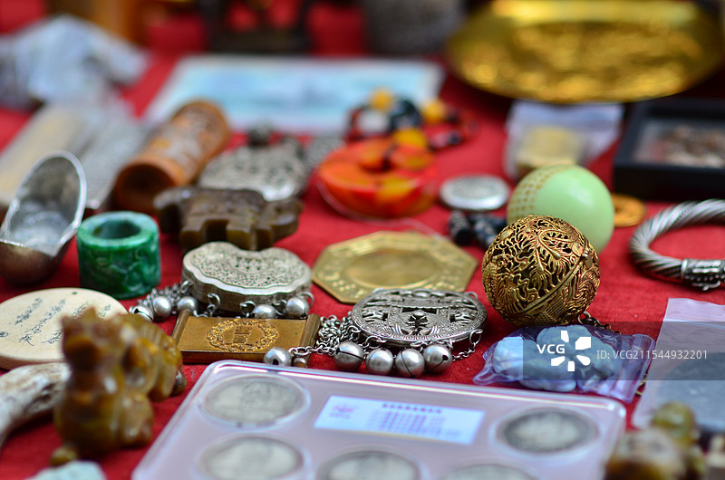 北海文化宫文玩市场长命锁图片素材