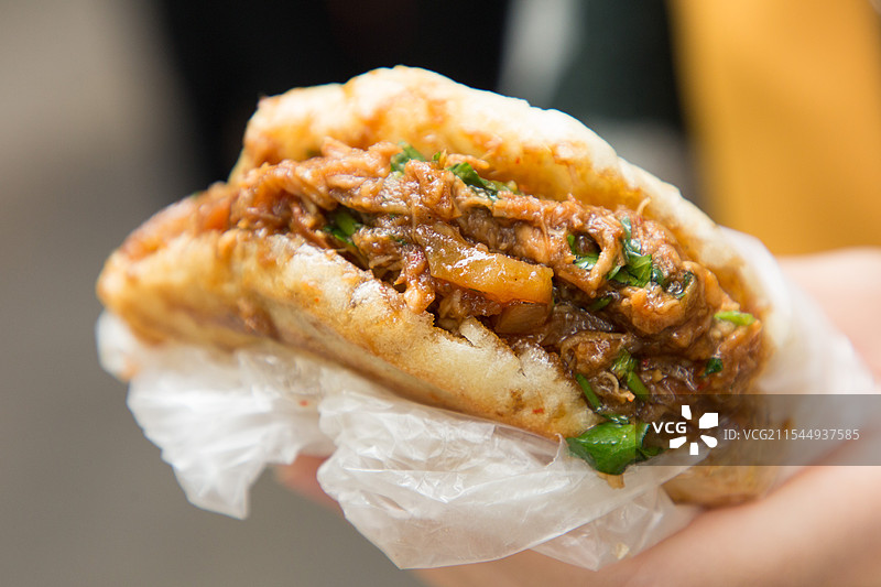 肉夹馍西安饼馍面食碳水卤牛肉大块牛肉爆汁汉堡巨无霸汉堡中式汉堡图片素材