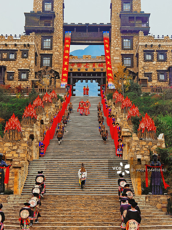 开城仪式，摄于四川茂县中国古羌城，仪式规模宏大又隆重，载歌载舞，欢声笑语，极具浓厚的羌族民族文化特色图片素材