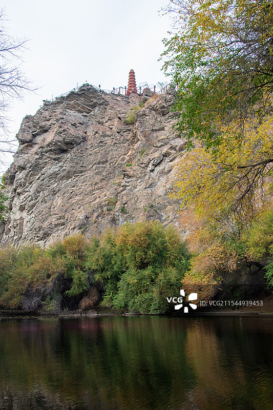 乌鲁木齐地标：虎头峰断崖上的红山宝塔图片素材