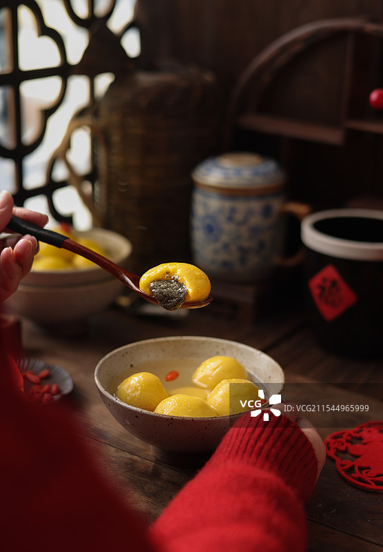元宵节吃汤圆图片素材
