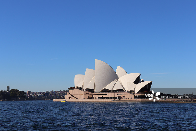 蓝天下的悉尼歌剧院图片素材