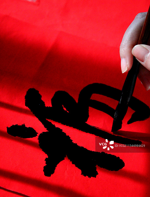 用毛笔在红纸上写福字图片素材