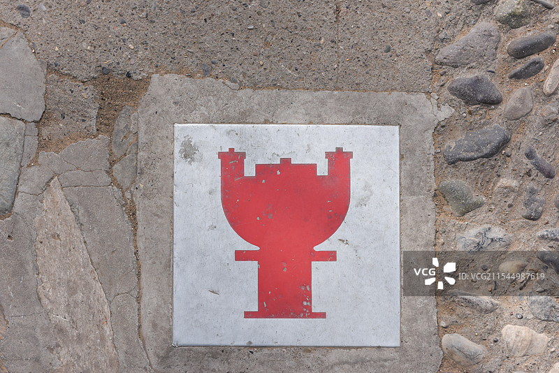 人行道上的信息标志特写镜头图片素材