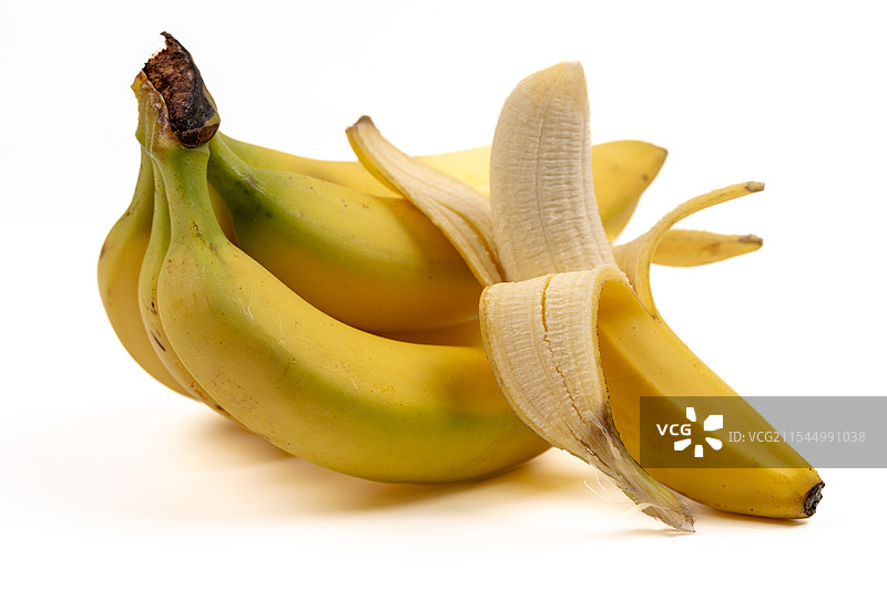 白色背景下一挂香蕉，其中一个被剥开图片素材