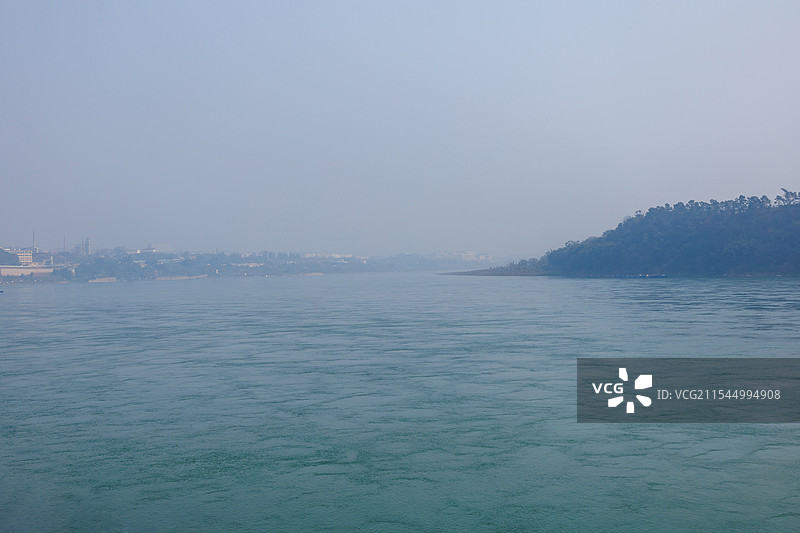 中国四川省宜宾市南溪区，长江上游水域自然生态环境，平静的江水自然美风景图片素材