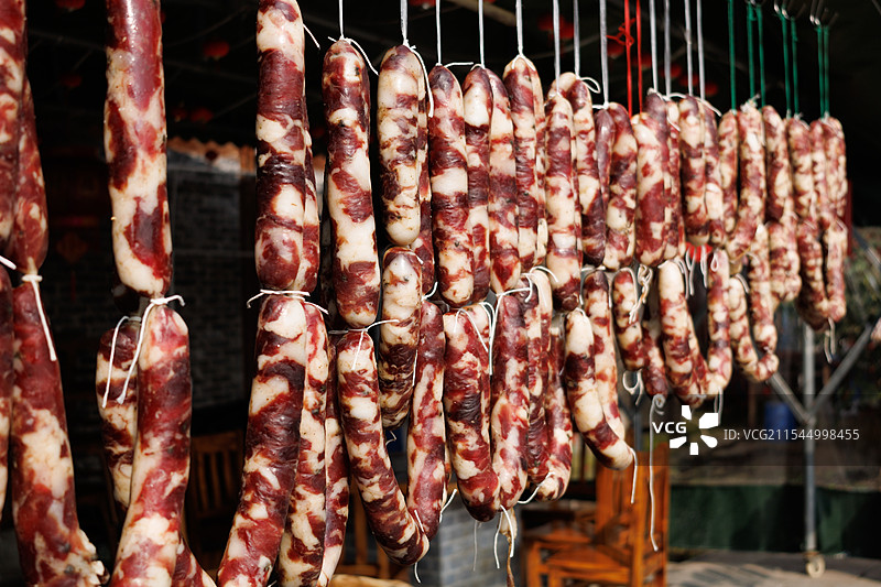 中国四川特色美食，悬挂的香肠腊肠，春节年货农家土特产静物特写图片素材