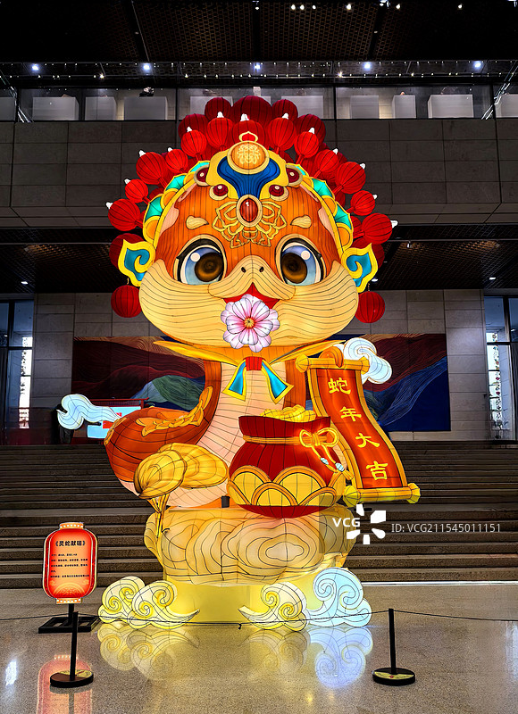 任务投稿：年味.春节主题内容之春节城市氛围.蛇年吉祥蛇偶灯（北京）图片素材