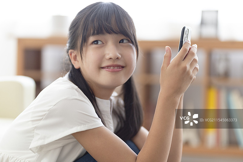 中学生手持智能手机图片素材