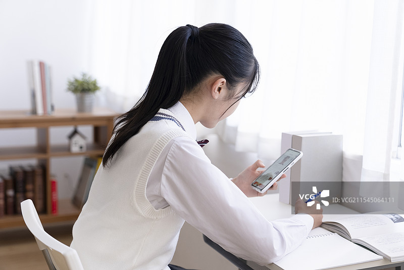 高中生在家学习图片素材