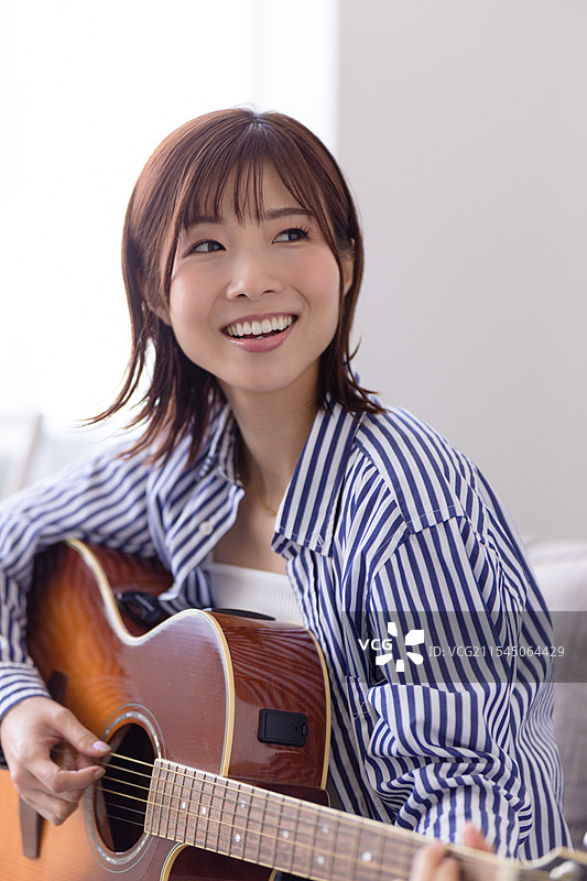女人弹吉他图片素材