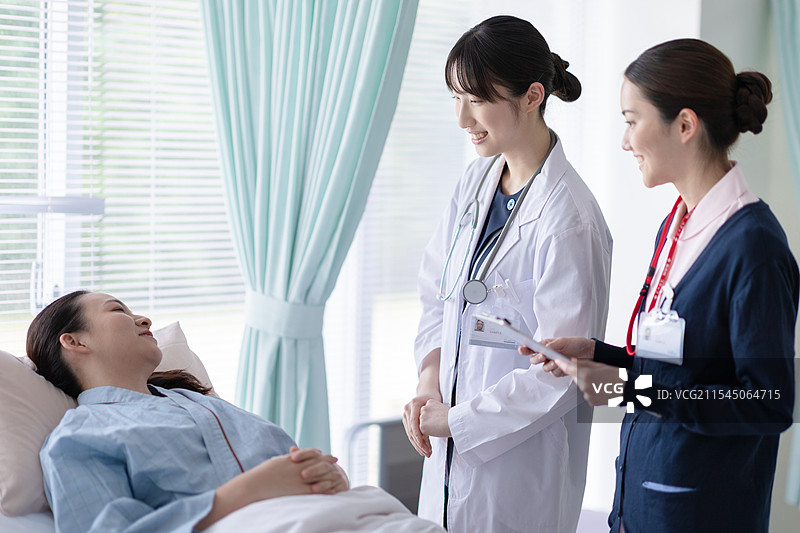 护士与女性病人图片素材
