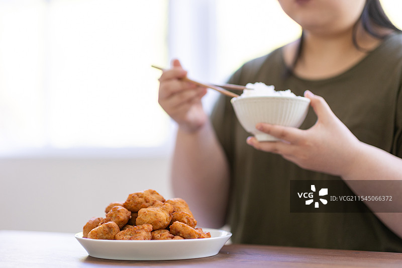 女人在吃饭图片素材