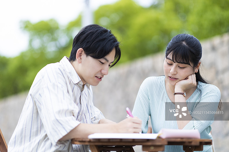 学生们在露台上学习图片素材