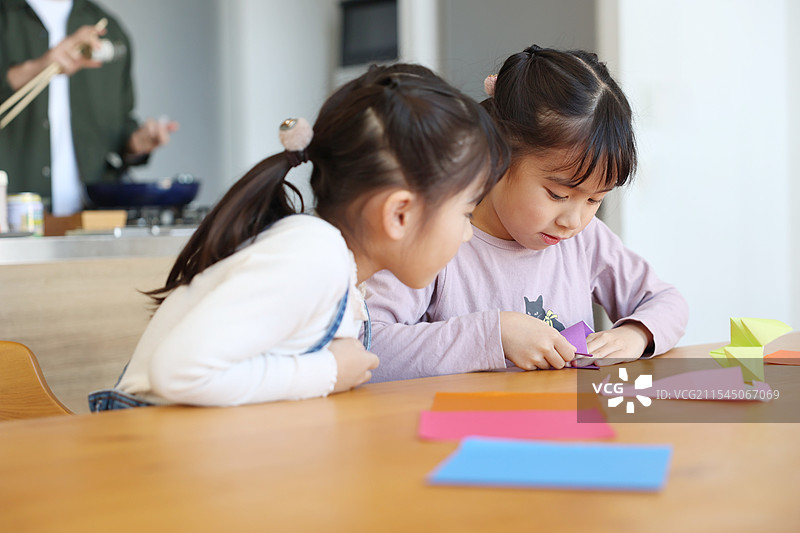 女孩在折纸图片素材