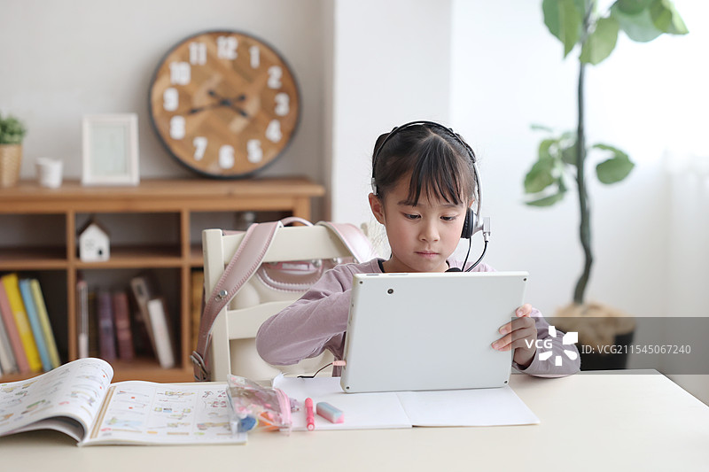 女孩正在用平板电脑学习图片素材