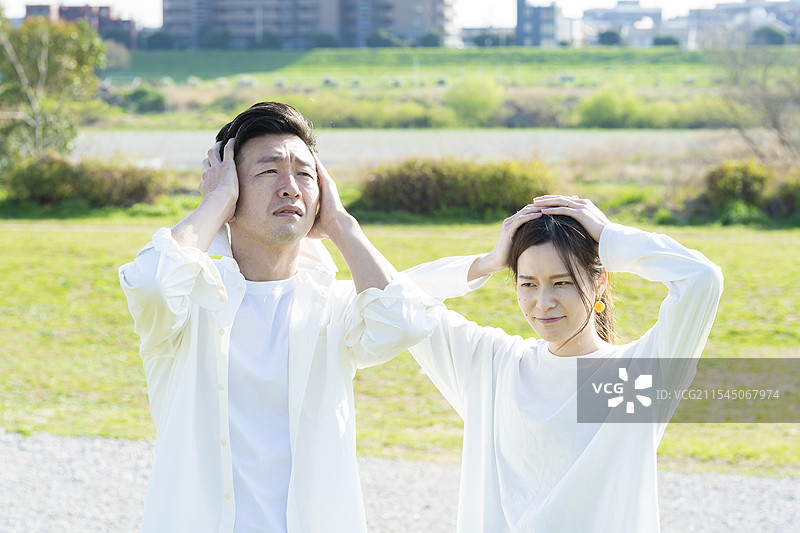 处于困境中的男女（情侣形象）图片素材