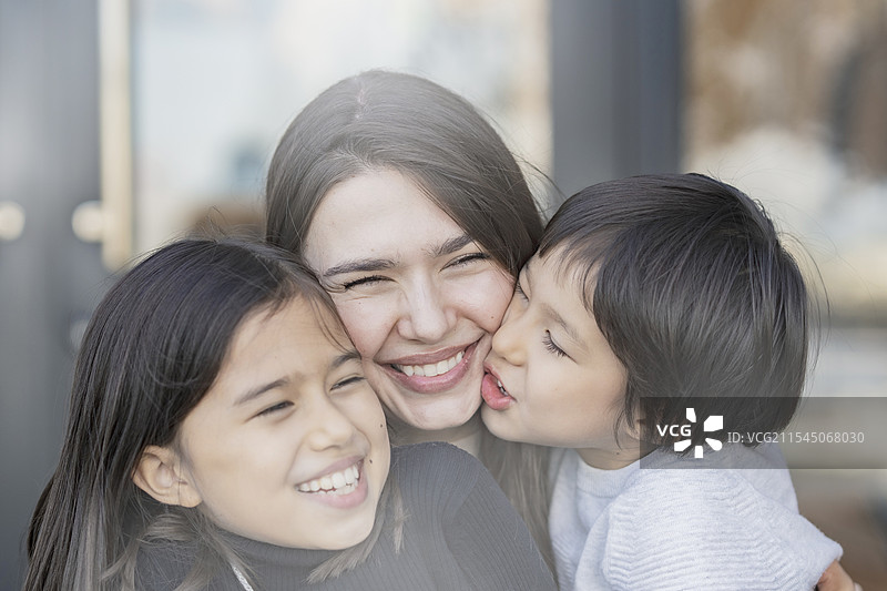 父母和孩子们欢快地嬉戏，面带笑容图片素材