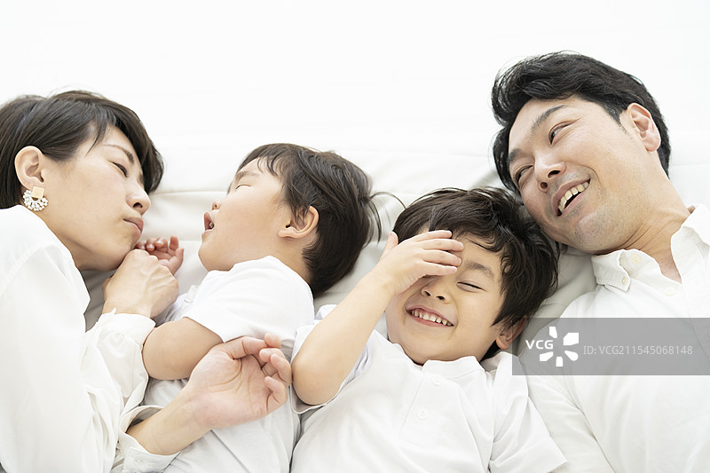 四口之家紧紧依偎在一起图片素材