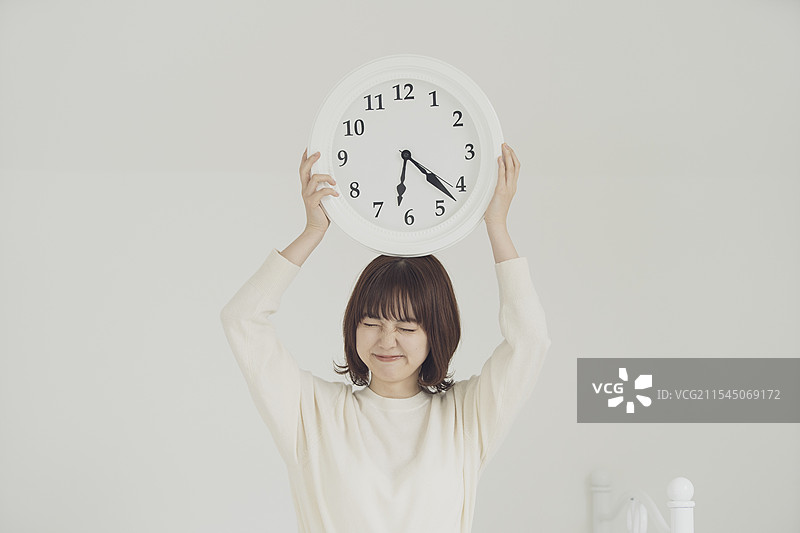 女人因为迟到而显得不情愿图片素材