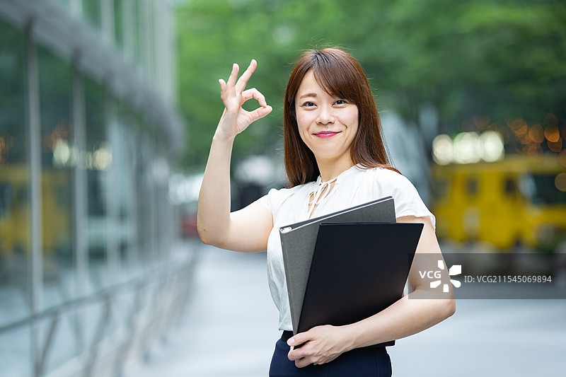 女商人做出“OK”手势图片素材