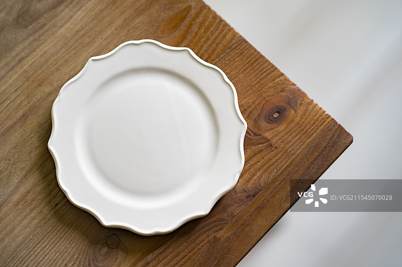 餐桌上的盘子照片图片素材