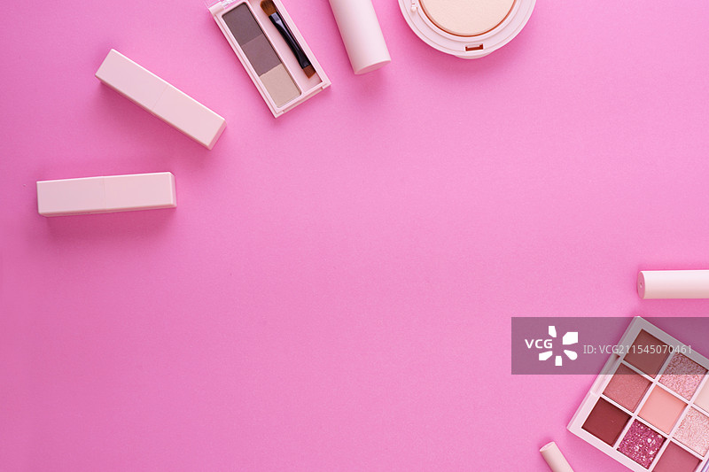 粉色背景与一套化妆工具图片素材