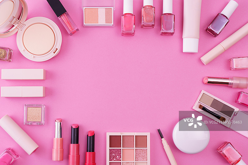 粉色背景与一套化妆工具图片素材