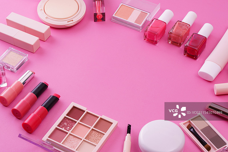 粉色背景与一套化妆工具图片素材
