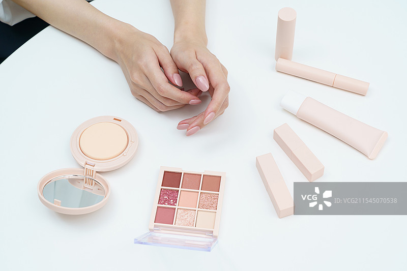桌子上的化妆品和女人的手图片素材
