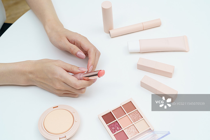 桌子上的化妆品和女人的手图片素材