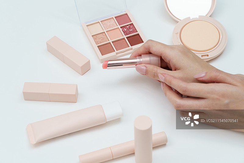 桌子上的化妆品和女人的手图片素材