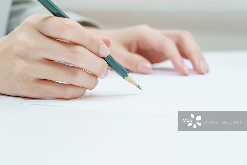 女人的手握着铅笔图片素材